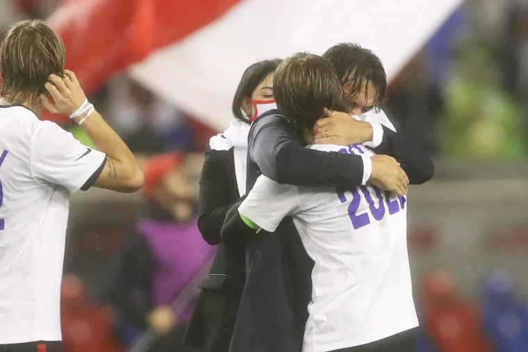 Hrvatska nogometna reprezentacija po šesti će put zaigrati na Svjetskom prvenstvu sljedeće godine u Kataru. U odlučujućoj utakmici za prvo mjesto u skupini H Vatreni su pred više od 30.000 gledatelja u Splitu u nedjelju poslijepodne svladali Rusiju s 1:0. Nakon utakmice izbornik Zlatko Dalić rasplakao se od sreće i nije se mogao suzdržati.