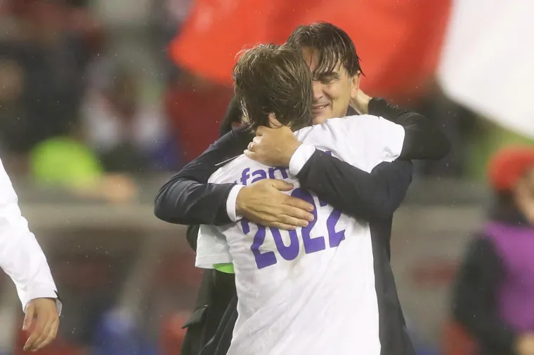 Hrvatska nogometna reprezentacija po šesti će put zaigrati na Svjetskom prvenstvu sljedeće godine u Kataru. U odlučujućoj utakmici za prvo mjesto u skupini H Vatreni su pred više od 30.000 gledatelja u Splitu u nedjelju poslijepodne svladali Rusiju s 1:0. Nakon utakmice izbornik Zlatko Dalić rasplakao se od sreće i nije se mogao suzdržati.