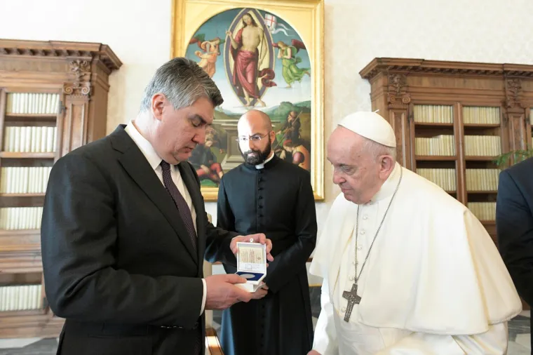 Izlet u Vatikan u slikama: Papa srdačno primio Milanovića koji je poslije rekao da 'papa nije koordiniran sa svima'