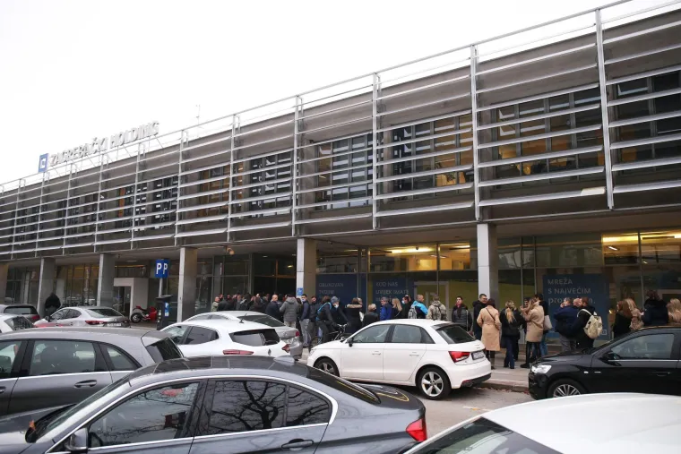 Zaposlenici Zagrebačkog holdinga čekaju u redu za testiranje