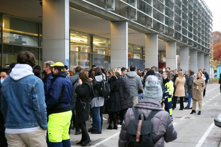 Zaposlenici Zagrebačkog holdinga čekaju u redu za testiranje
