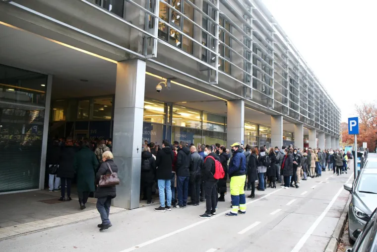 Zaposlenici Zagrebačkog holdinga čekaju u redu za testiranje