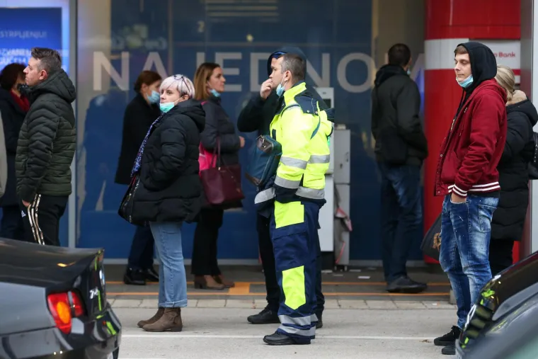 Zaposlenici Zagrebačkog holdinga čekaju u redu za testiranje