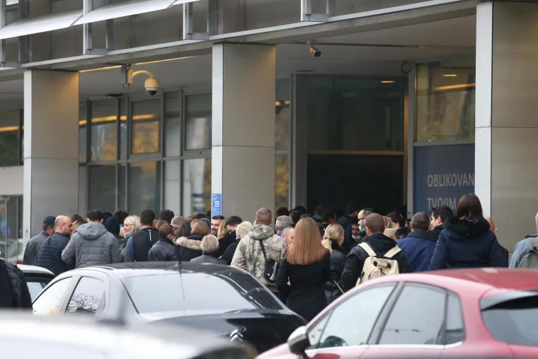 Zaposlenici Zagrebačkog holdinga čekaju u redu za testiranje