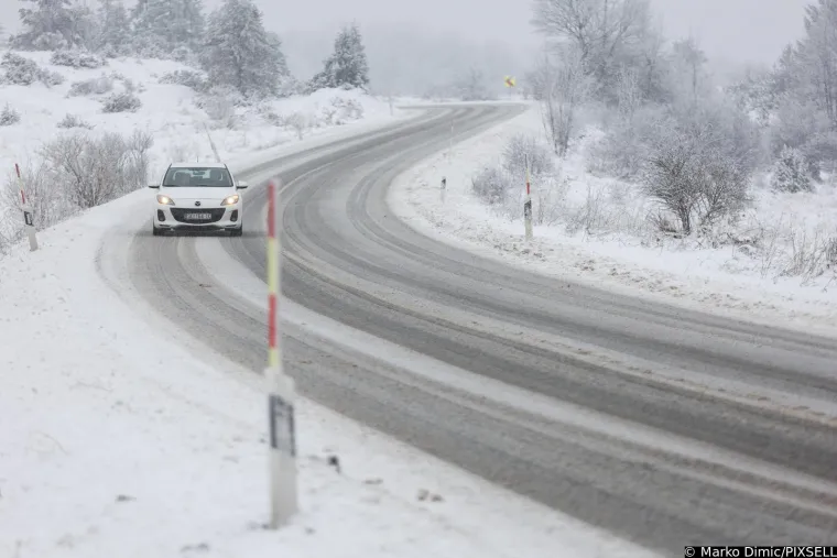 Obaveza uporabe zimske opreme odnosi se na sve vrste motornih vozila, bez obzira na vremenske uvjete i stanje kolnika. Također, zimska oprema može biti obavezna na pojedinim cestama prije ili nakon tog razdoblja, što ovisi o trenutnim vremenskim uvjetima, u slučaju snijega ili poledice.