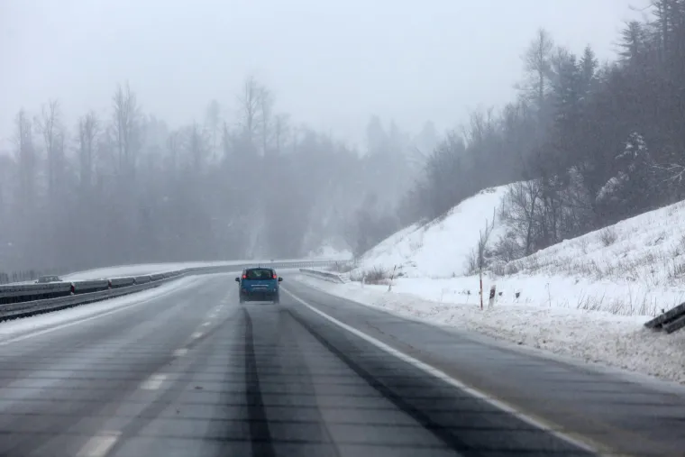 Ljetna guma po snijegu gotovo da nema nikakve šanse, njome se produljuje zaustavni put, što je vrlo opasno. Kod temperature od -10°C automobil s ljetnim gumama pri brzini od 60 kilometara na sat zaustavit će se nakon 55 metara, dok će se automobil koji na kotačima ima zimske gume zaustaviti nakon 44 metra. Na nižim temperaturama put kočenja još je duži. Ako automobil ima ljetne gume, zaustavit će se nakon 62 metra, a sa zimskim gumama najdalje do 50 metara.