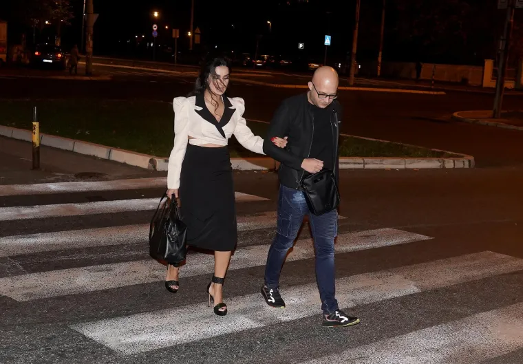 &quot;Ni Drašku ni meni nije jasno zbog čega je Dušan ne ostavi na miru i ne pusti je da bude sretna s kim ona želi? Oni odavno nisu zajedno, taj čovjek koji joj je i djecu svojevremeno oteo ne zaslužuje ni ime da mu se spomene, a kamoli da ima bilo kakvu komunikaciju s njim&quot;, kaže on i dodaje: &quot;Za razliku od Jovančevića, Draško je gospodin koji se nikada ne bi spuštao na taj nivo i raspravljao s njim putem medija. Tanji je savjetovao da se također ne oglašava ovim povodom, već da uživaju u svojoj ljubavi&quot;, završio je izvor za Kurir. 
