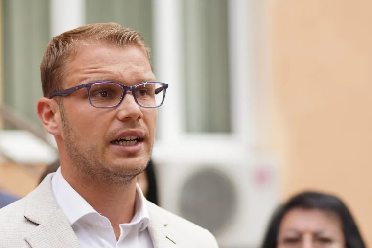 Ono &scaron;to je poznato o aferi Tanje Savić s gradonačelnikom Banje Luke Dra&scaron;kom Stanivukovićm jest da njihova veza datira od siječnja ove godine, da su s dru&scaron;tvom bili na planinarenju, a postoje i njihove fotografije s Tanjinog nastupa na kojima su zagrljeni. 