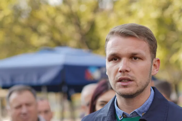 Kada je u javnost dospjela informacija o ovoj aferi, pjevačica i političar su već bili okončali vezu i to navodno zbog njegove nevjere. Ipak, na kraju su uspjeli naći zajednički jezik i obnoviti romansu, a kako kaže izvor za Blic, Tanjina obitelj navija svim srcem za ovu ljubav. 