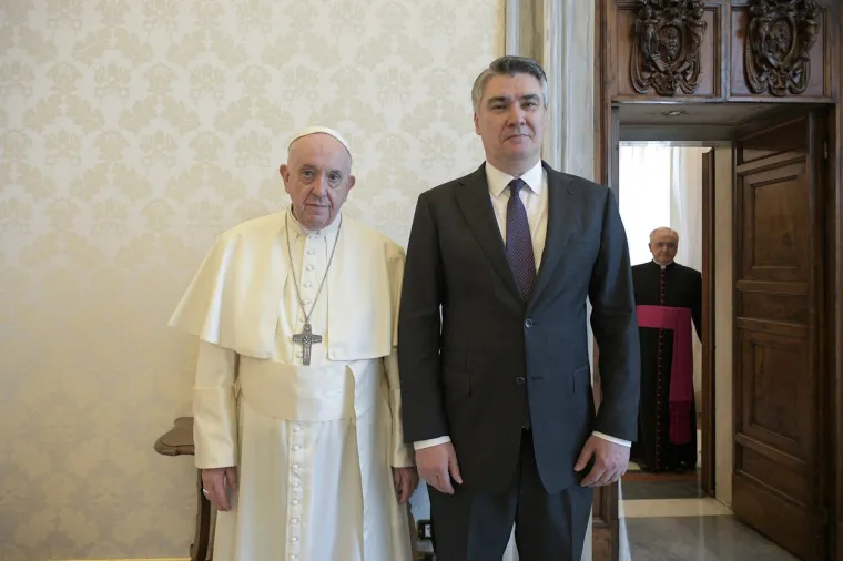 Papa kaže da je cijepljenje čin ljubavi, a hrvatski biskupi su nedavno objavili priopćenje o cijepljenju i mjerama u kojem navode da cijepljenje mora biti dobrovoljno, a testiranje neinvazivno.