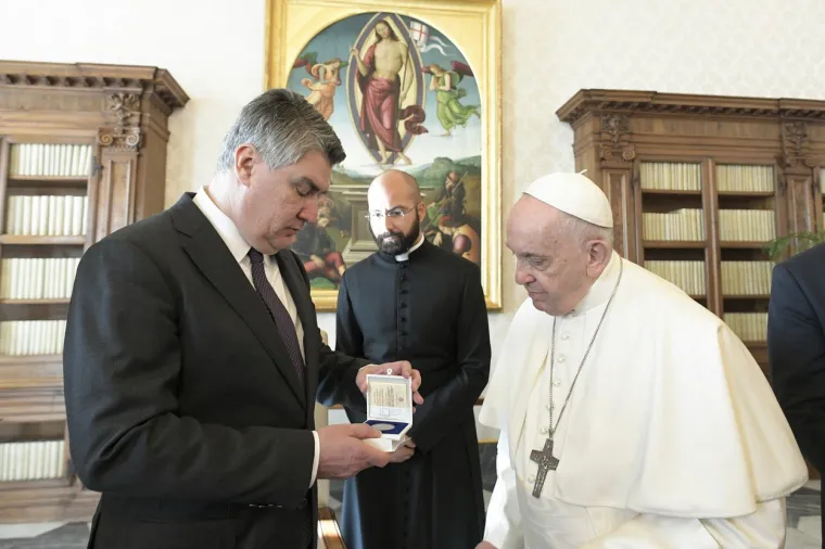 &quot;Ne mislim ja da je to različito&quot;, rekao je Milanović. &quot;Papa je dobro rekao, cijepljenje je čin milosti i ljubavi prema sebi.&quot;