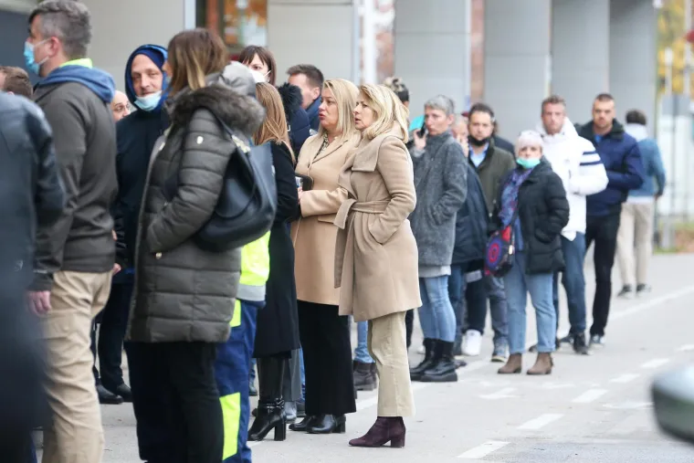 Sudeći po redu ispred zgrade Holdinga, mnogi nisu poslu&scaron;ali savjete epidemiologa i Nacionalnog stožera civilne za&scaron;tite. 