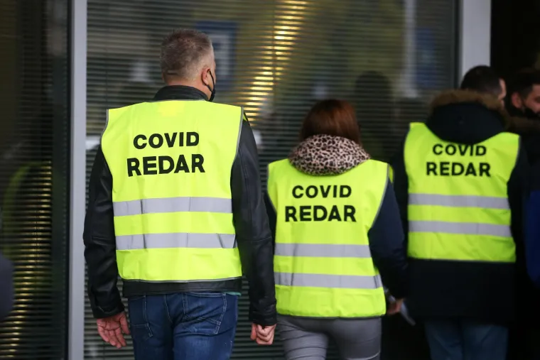 Iako se čekalo na otvorenom, covid-redari su držali red i pratili po&scaron;tivanje epidemiolo&scaron;kih mjera.