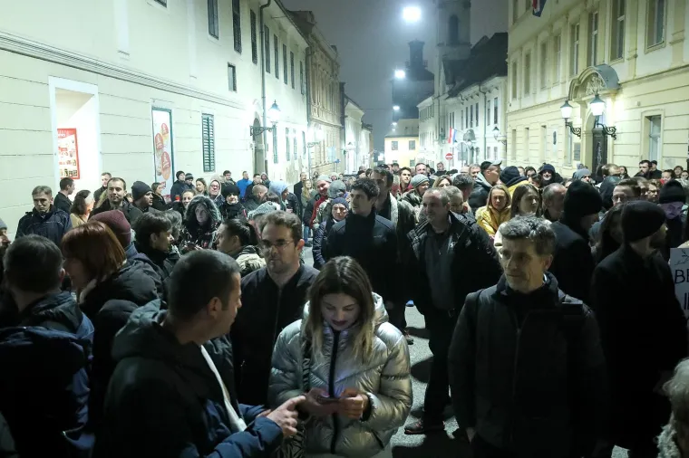 Prosvjedi diljem Hrvatske protiv Covid potvrda: U rukama krunice, palili svijeće...