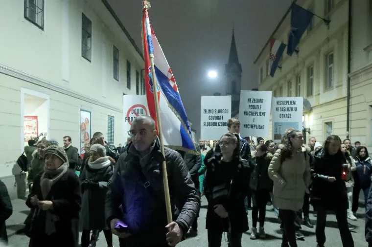 Prosvjedi diljem Hrvatske protiv Covid potvrda: U rukama krunice, palili svijeće...