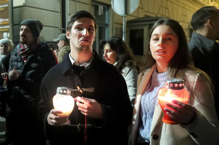 Prosvjedi diljem Hrvatske protiv Covid potvrda: U rukama krunice, palili svijeće...