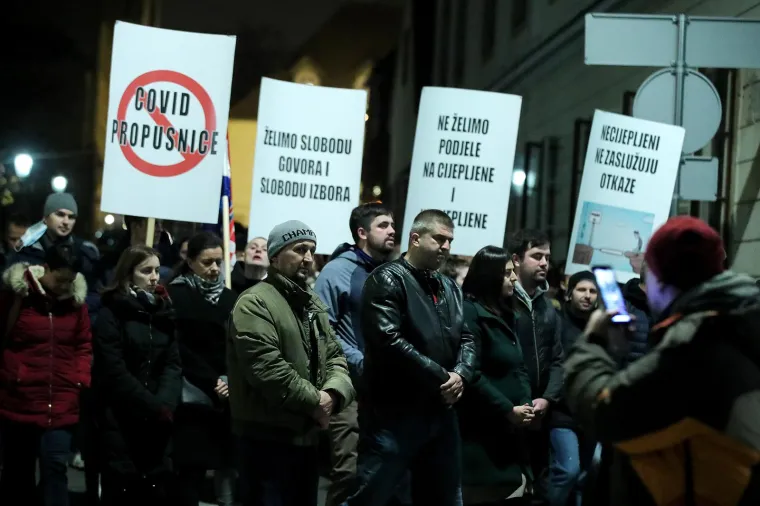 Prosvjedi diljem Hrvatske protiv Covid potvrda: U rukama krunice, palili svijeće...