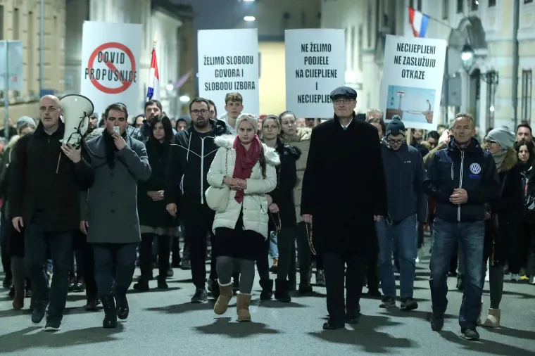 Prosvjedi diljem Hrvatske protiv Covid potvrda: U rukama krunice, palili svijeće...