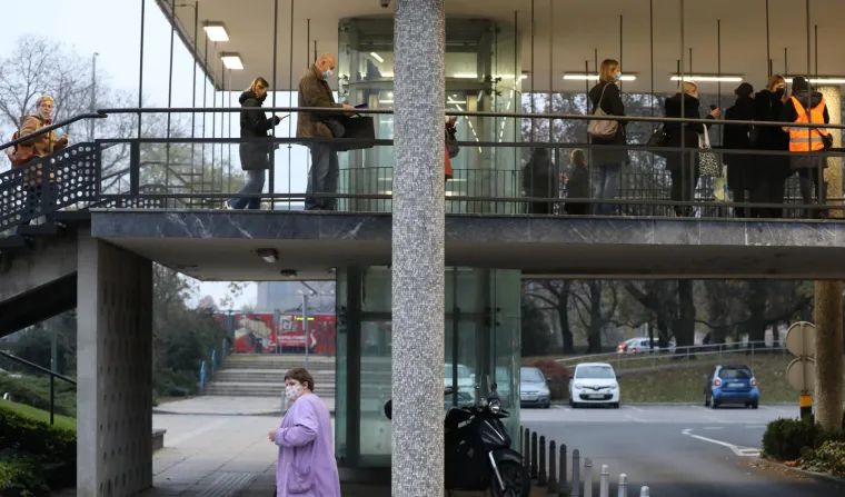 U Gradskom poglavarstvu je ispred ulaza postavljen punkt na kojem se kontroliraju covid-potvrde. Nakon što se potvrda pokaže, osoba može ući u zgradu.