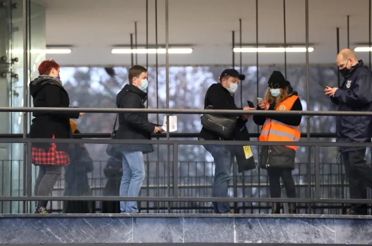 U Zagrebačkom holdingu za sada nema gužvi, a nema ni prosvjednika. Potvrde na ulazu kontrolira zaštitar, a djelatnica na recepciji potom skenira potvrdu kako bi se utvrdila valjanost.