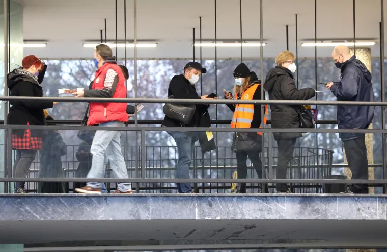 Jedan gospodin je došao bez covid-potvrde nije znao da se Holding računa kao javno poduzeće, dok je jedna gospođa uredno pokazala potvrdu i ušla, javlja Jutarnji list.