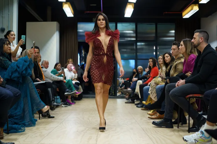 Dizajnerica koju obožava J.Lo odjenula manekenke u riskantne krpice koje vi&scaron;e otkrivaju nego pokrivaju