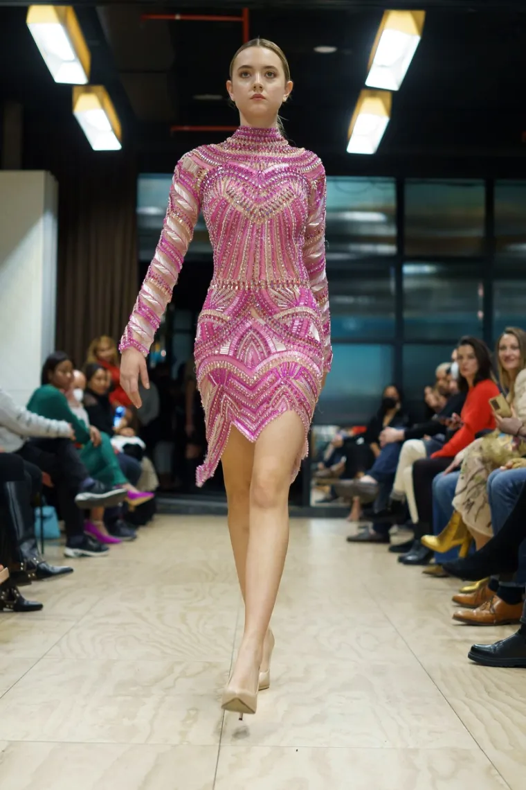 Dizajnerica koju obožava J.Lo odjenula manekenke u riskantne krpice koje vi&scaron;e otkrivaju nego pokrivaju