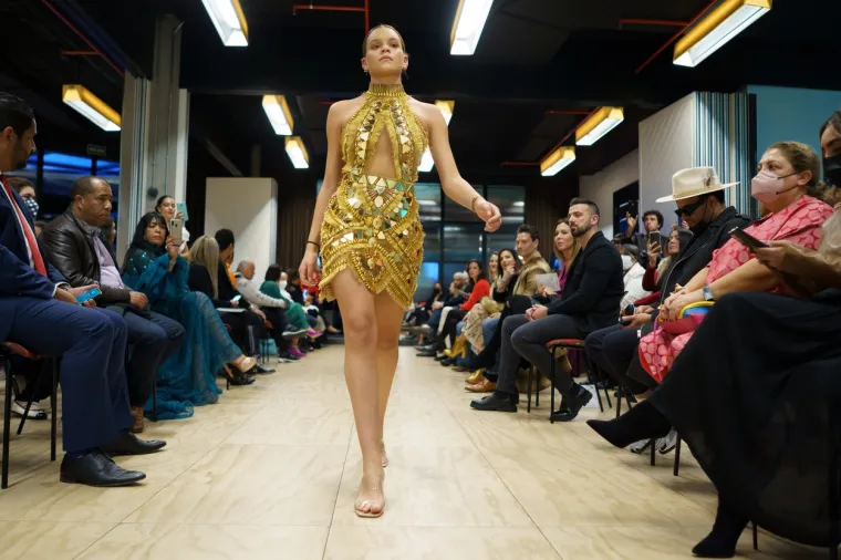 Dizajnerica koju obožava J.Lo odjenula manekenke u riskantne krpice koje vi&scaron;e otkrivaju nego pokrivaju