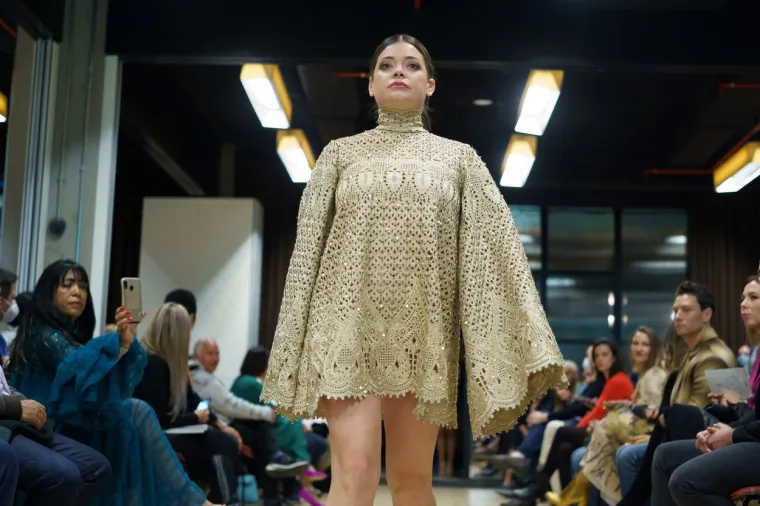 Dizajnerica koju obožava J.Lo odjenula manekenke u riskantne krpice koje vi&scaron;e otkrivaju nego pokrivaju