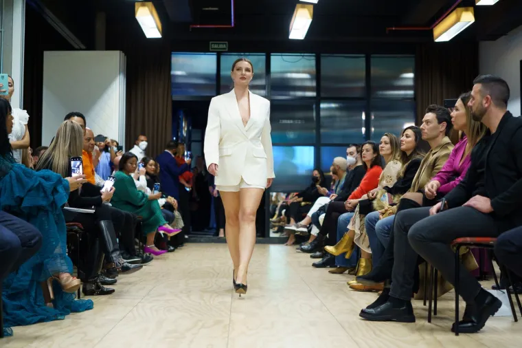 Dizajnerica koju obožava J.Lo odjenula manekenke u riskantne krpice koje vi&scaron;e otkrivaju nego pokrivaju