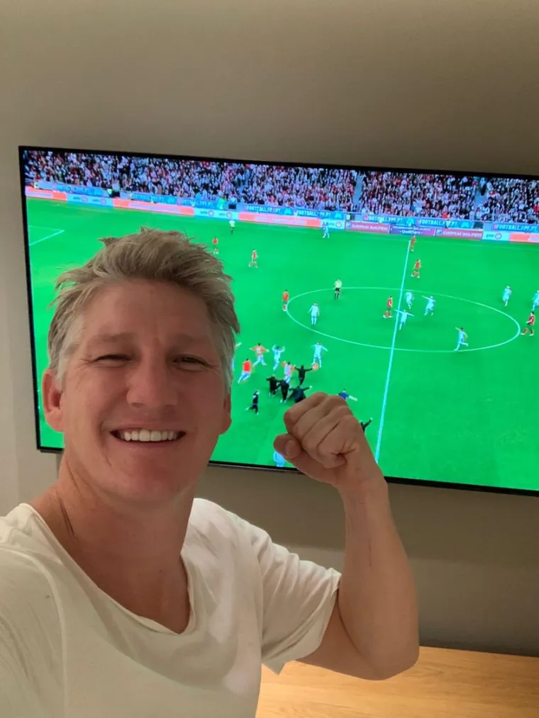Bastian Schweinsteiger objavio na Facebooku fotografiju kako slavi pobjedu Srbije kojom su se plasirali  na Svjetsko prvenstvo.