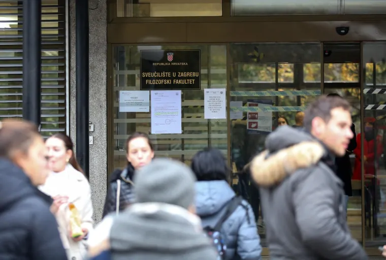 S Filozofskog su najavili i kontrole – pri ulasku u zgradu fakulteta od 15. studenog svi moraju imati COVID potvrdu o cijepljenju, potvrdu o preboljenju i/ili pravovaljani negativni test (antigenski ili PCR, ne kućni test), a studenti i iksicu.