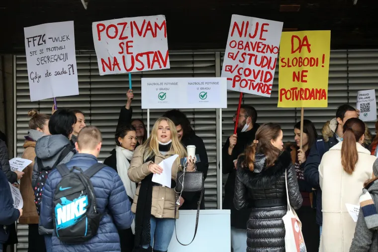 Studenti su danas, kao i većina zemlje, odlučili prosvjedovati i došli su ispred Filozofskog fakulteta s transparentima gdje govore ne covid-potvrdama.
