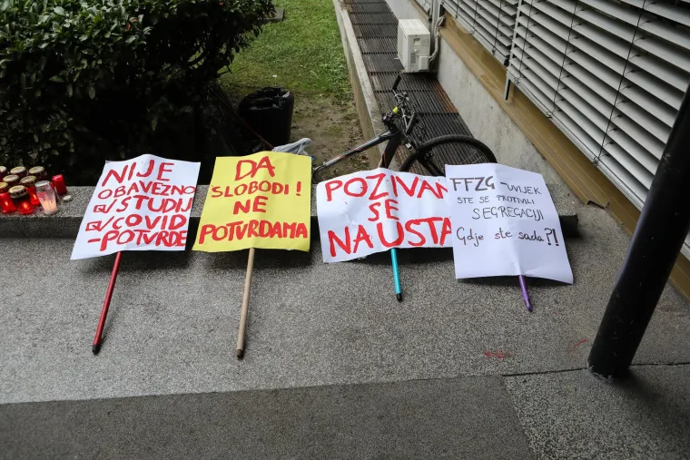 Na transparentima tako piše kako studij i covid-potvrde nisu obavezne, govore da slobodi, a ne potvrdama, pozivaju se na Ustav te kažu kako se Filozofski fakultetu uvijek protivio segregaciji i pitaju ih &apos;gdje ste sada&apos;.