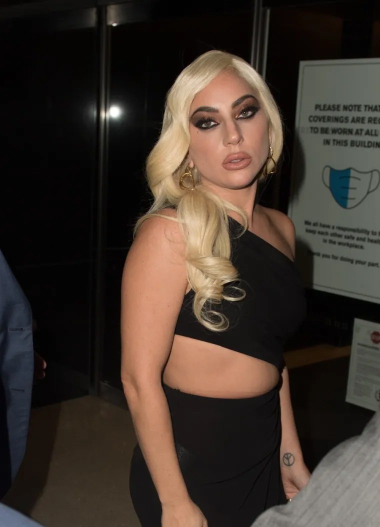 Khm, ovo sigurno nije željela pokazati: Lady Gaga doživjela seksi nezgodu u haljini s visokim prorezom
