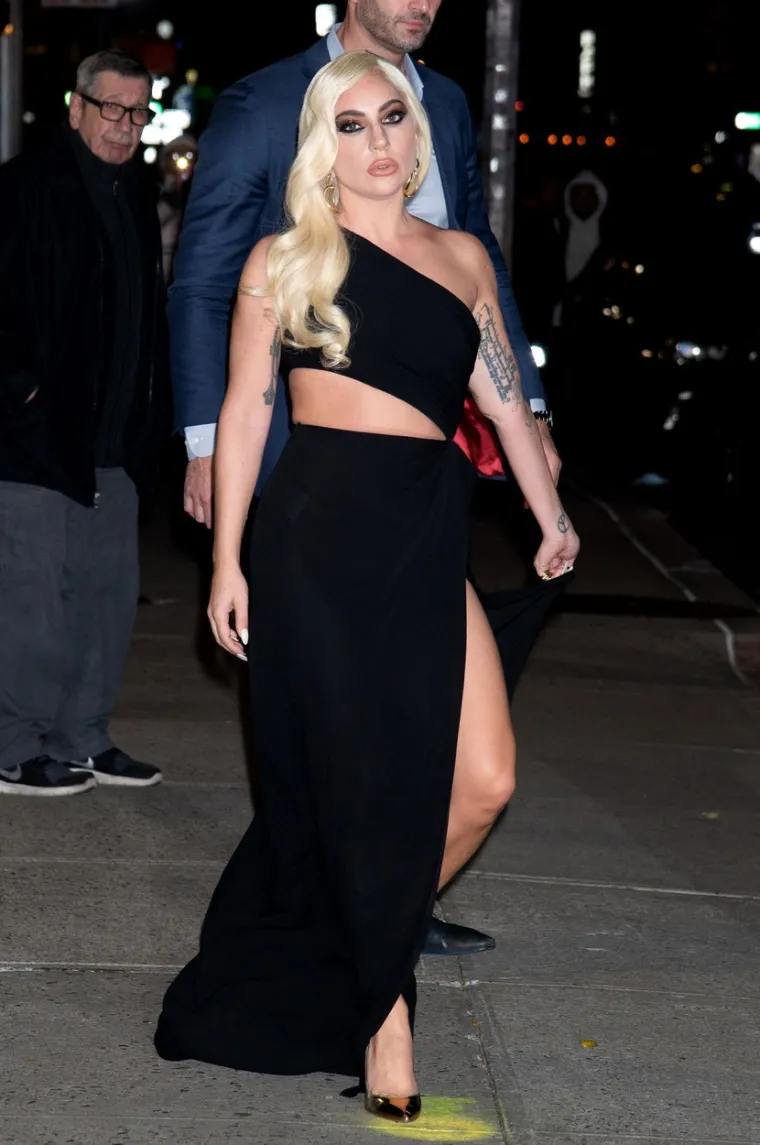 Khm, ovo sigurno nije željela pokazati: Lady Gaga doživjela seksi nezgodu u haljini s visokim prorezom
