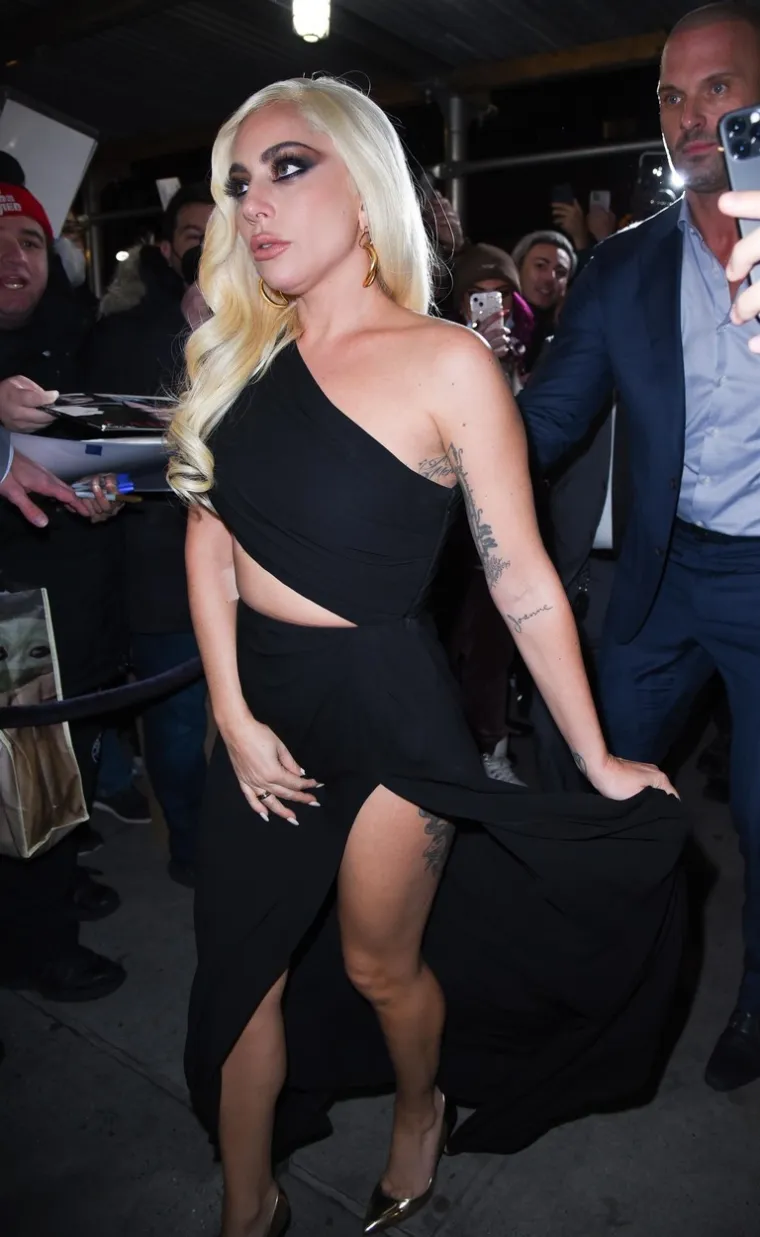 Khm, ovo sigurno nije željela pokazati: Lady Gaga doživjela seksi nezgodu u haljini s visokim prorezom