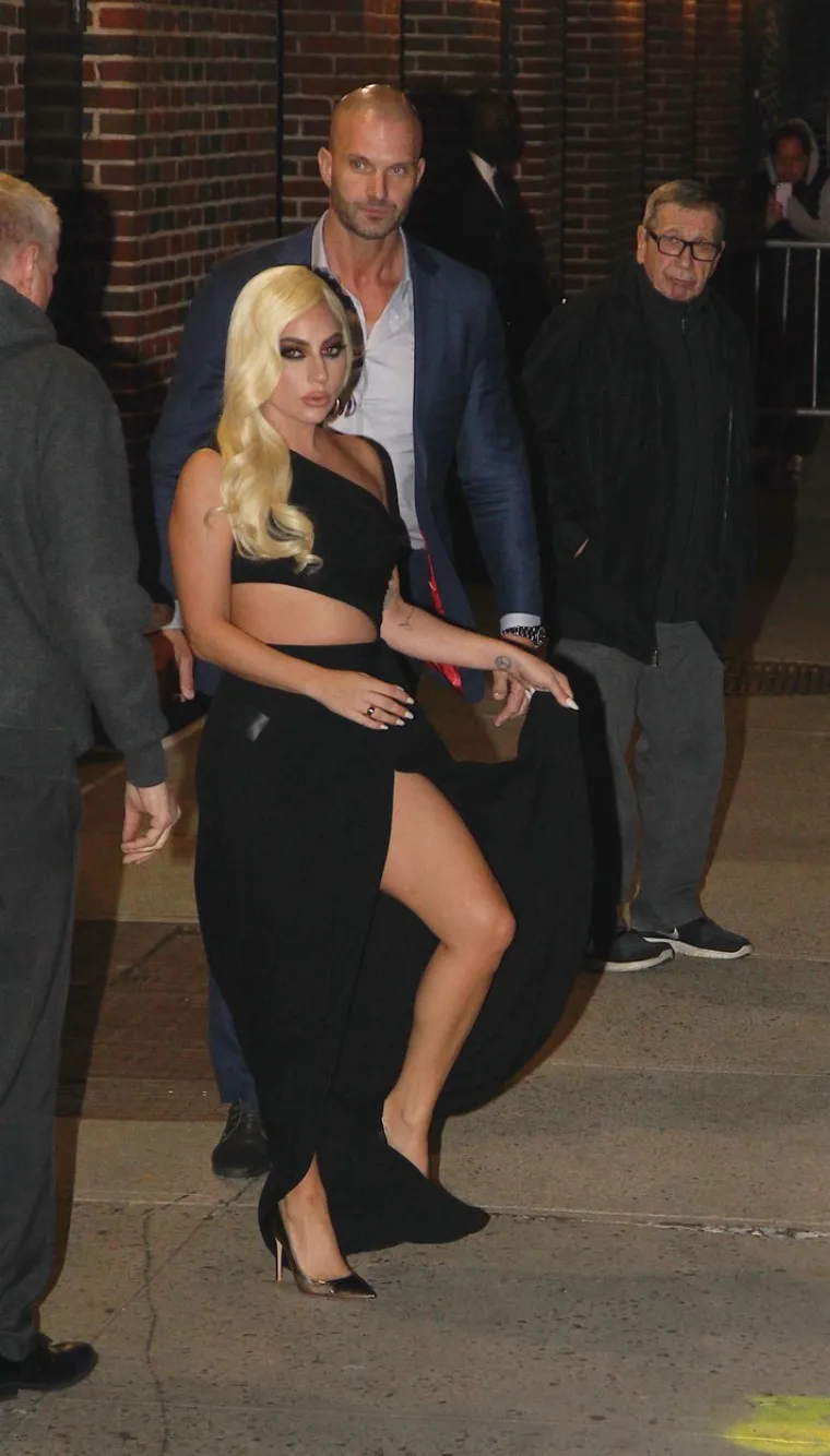Khm, ovo sigurno nije željela pokazati: Lady Gaga doživjela seksi nezgodu u haljini s visokim prorezom