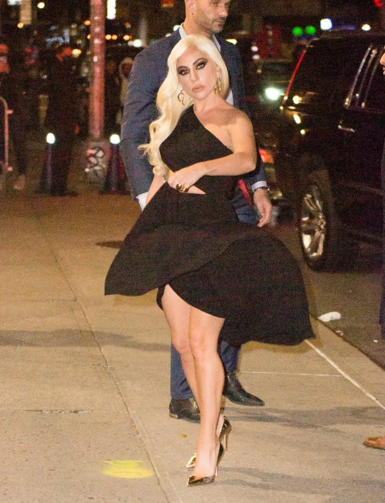 Khm, ovo sigurno nije željela pokazati: Lady Gaga doživjela seksi nezgodu u haljini s visokim prorezom