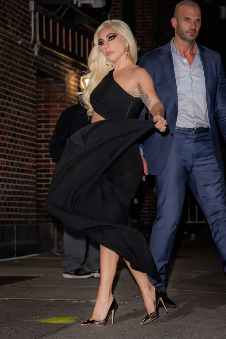 Khm, ovo sigurno nije željela pokazati: Lady Gaga doživjela seksi nezgodu u haljini s visokim prorezom