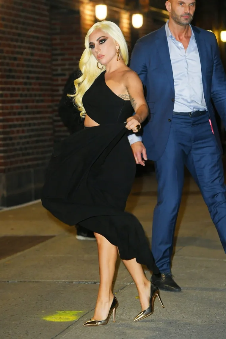 Khm, ovo sigurno nije željela pokazati: Lady Gaga doživjela seksi nezgodu u haljini s visokim prorezom