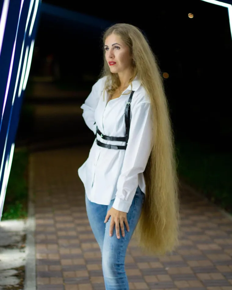 Kosa joj je čudo, ali definitivno ne i jedini adut: Nestvarno lijepa Alena plijeni pažnju gdje god se pojavi