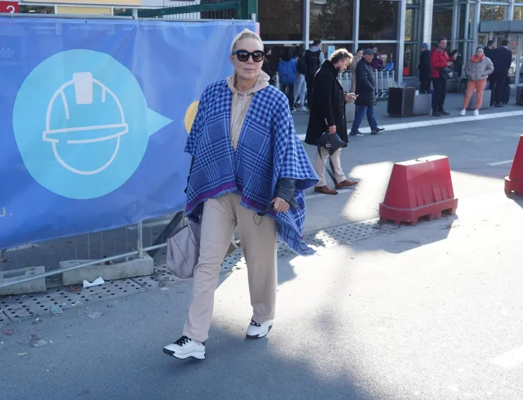 Fotografi uhvatili Bobu Živojinovića i Lepu Brenu na aerodromu, ona je osvanula u pomalo netipičnom izdanju