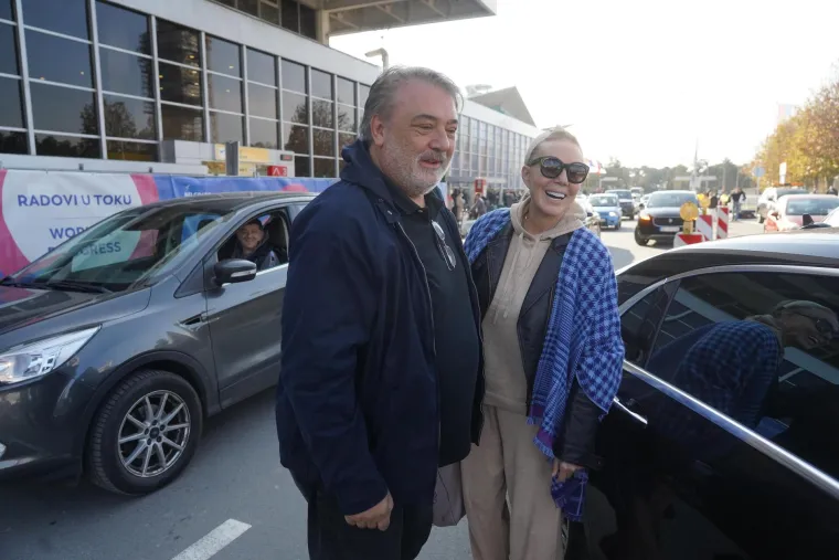 Fotografi uhvatili Bobu Živojinovića i Lepu Brenu na aerodromu, ona je osvanula u pomalo netipičnom izdanju
