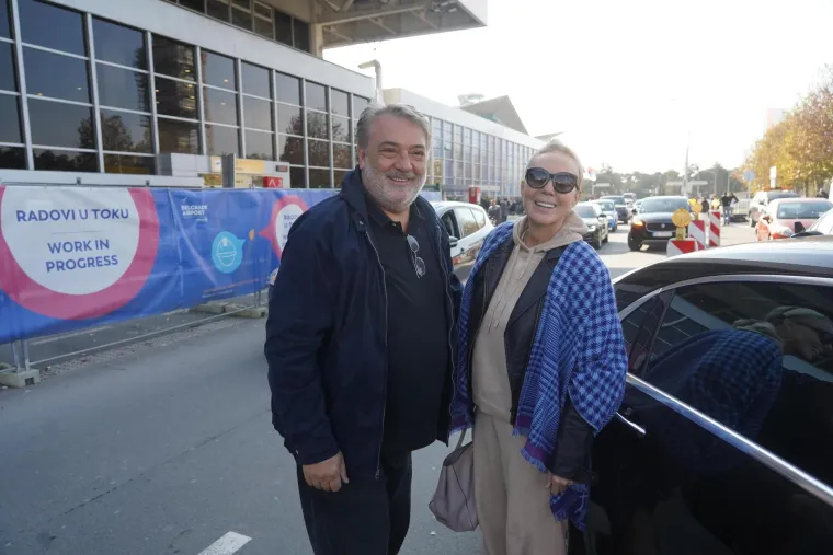 Fotografi uhvatili Bobu Živojinovića i Lepu Brenu na aerodromu, ona je osvanula u pomalo netipičnom izdanju