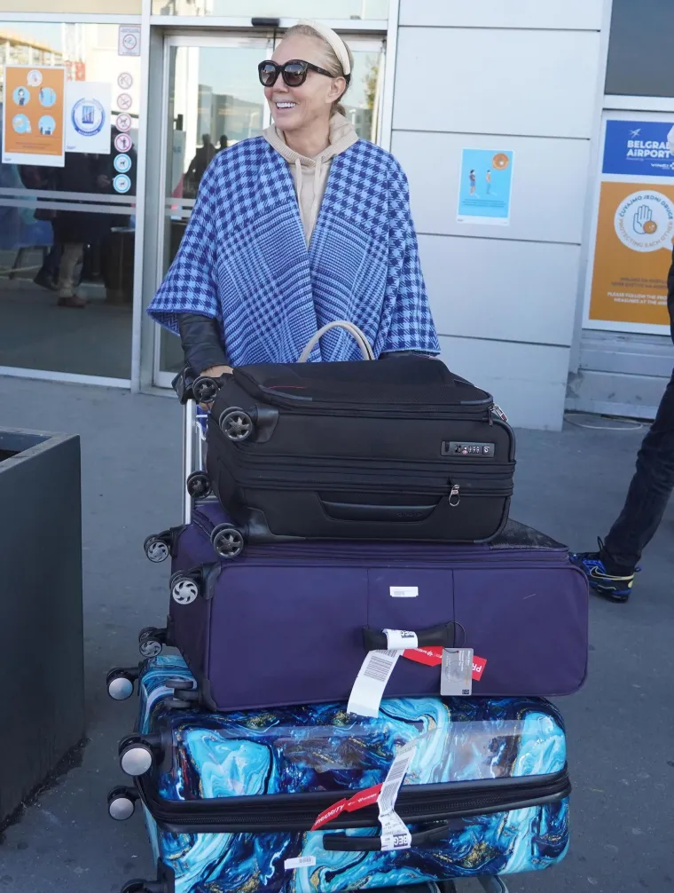 Fotografi uhvatili Bobu Živojinovića i Lepu Brenu na aerodromu, ona je osvanula u pomalo netipičnom izdanju