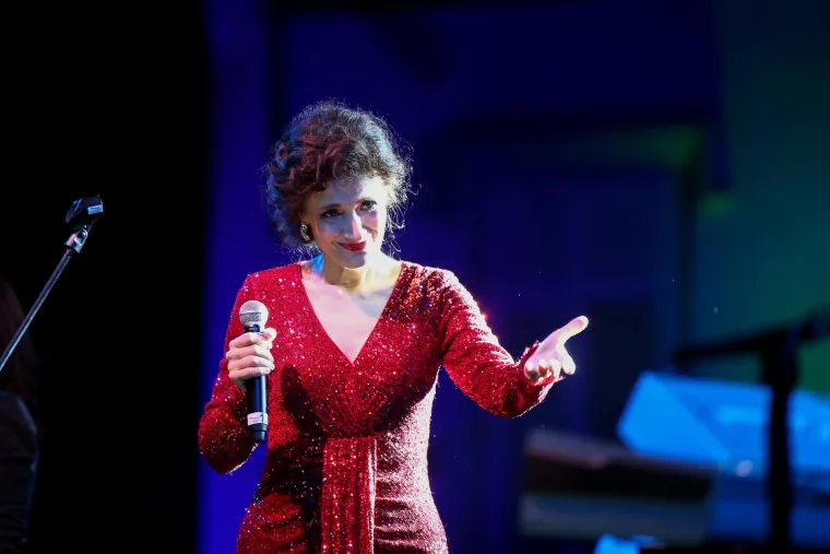 Doris Dragović na osobnoj iskaznici stoji ime Dorotea Budimir jer nosi prezime supruga Marija Budimira. "Njeno pravo ime je dugo za pamtiti i pisati, stvarno jako neobično ime, dok je Doris lako pamtljivo. Kako sam ja izabrao da joj Zrinko Tutić radi prvu pjesmu Željo moja i prva dva albuma, a on je imao hit Doris pomislio sam da tu ima energije pa je Dorotea postala Doris i tako je ostalo tijekom cijele njezine karijere", otkrio je poznati glazbeni menadžer Zoran &Scaron;kugor za Slobodnu Dalmaciju.