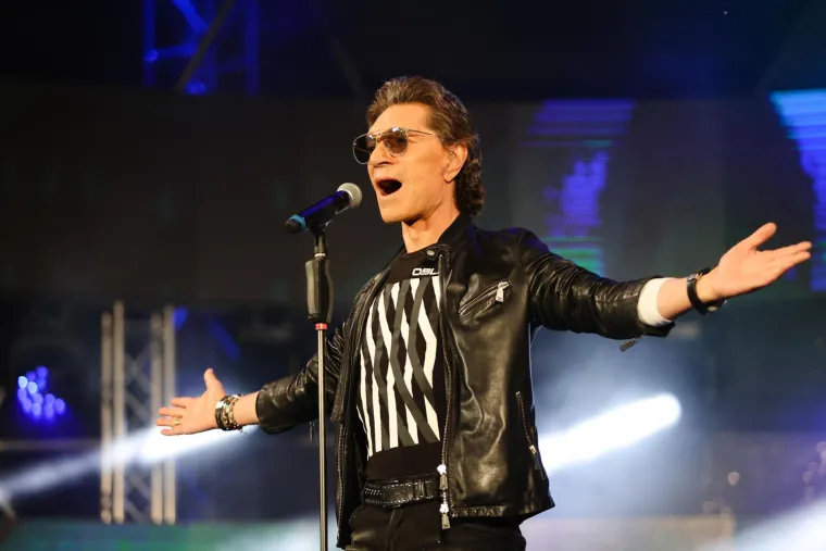 Jasmin Stavros zapravo se zove Milo Vasić. "Pokojni Rajko Dujmić radio mu je prvi album na kojem se jedna pjesma zvala Jasmin pa sam predložio da se tako zove. Kako su sve pjesme bile u grčkom ritmu, tekstopisac Stevo Cvikić dodao je jo&scaron; Stavros", izjavio je Zoran &Scaron;kugor za Slobodnu Dalmaciju.