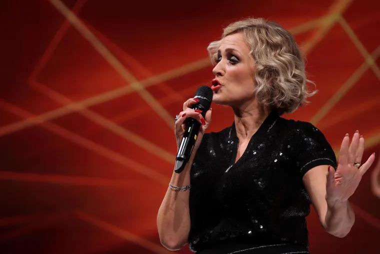 Pjevačica Vanna zapravo se zove Ivana Ranilović-Vrdoljak, a za promjenu njezina scenskog imena također je zaslužan menadžer &Scaron;kugor. "U to sam vrijeme radio s Ivanom Banfić i jo&scaron; jednom Ivanom koja se prezivala Ranilović. Rekao sam sebi ne mogu istovremeno radit s dvije Ivane. Sjetio sam se jedne predivne žene iz Rijeke, zvala se Vana. Predložio sam Ivani Ranilović da joj mijenjamo ime u Vana i ona je to bez razmi&scaron;ljanja prihvatila, samo je dodala jo&scaron; jedno "n" pa je tako nastala Vanna", prisjetio se u razgovoru za Slobodnu.