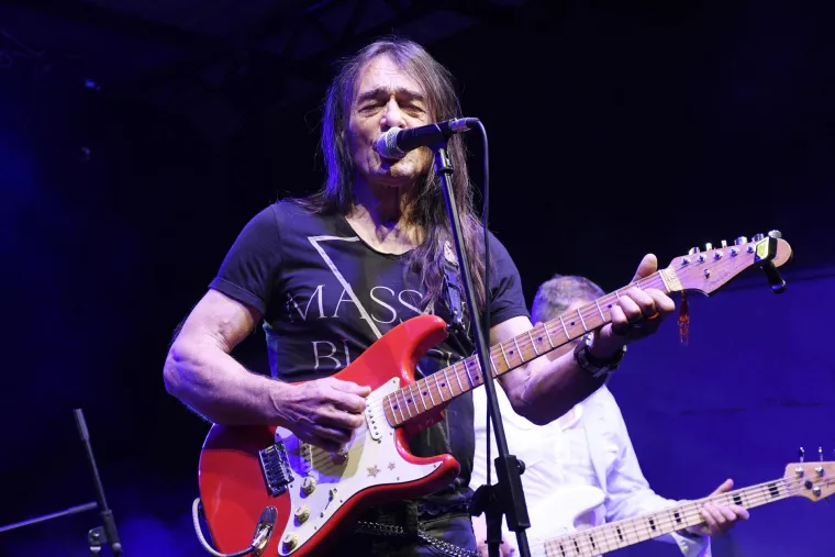 Dado Topić zapravo se zove Adolf. Legendarni glazbenik rodio se četiri godine nakon kraja Drugog svjetskog rata, kada je njegovo ime bilo na najgorem mogućem glasu. "Najbolji prijatelj mog oca, kojeg i ja pamtim kao jednog od najboljih i najkvalitetnijih ljudi koje sam upoznao u životu, bio je Židov po imenu Adolf. Po zanimanju je bio zubar, a moj mu je otac, kojeg je Adolf u životu svojim dobrim dijelima jako zadužio, davno prije mog rođenja obećao da će, ako dobije sina, nazvati dijete njegovim imenom", objasnio je Topić svojedobno za Jutarnji.